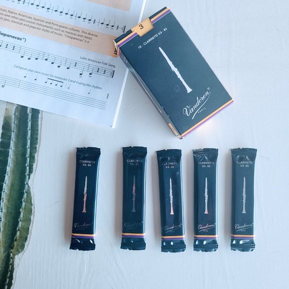 Vandoren  Bb Clarinet Traditional Reeds Strength 3 (5 Pack) - Picture 2 of 11